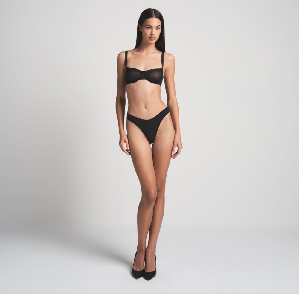 SKIMS — NO SHOW MOLDED UNLINED BALCONETTE BRA - Picture 3 of 10